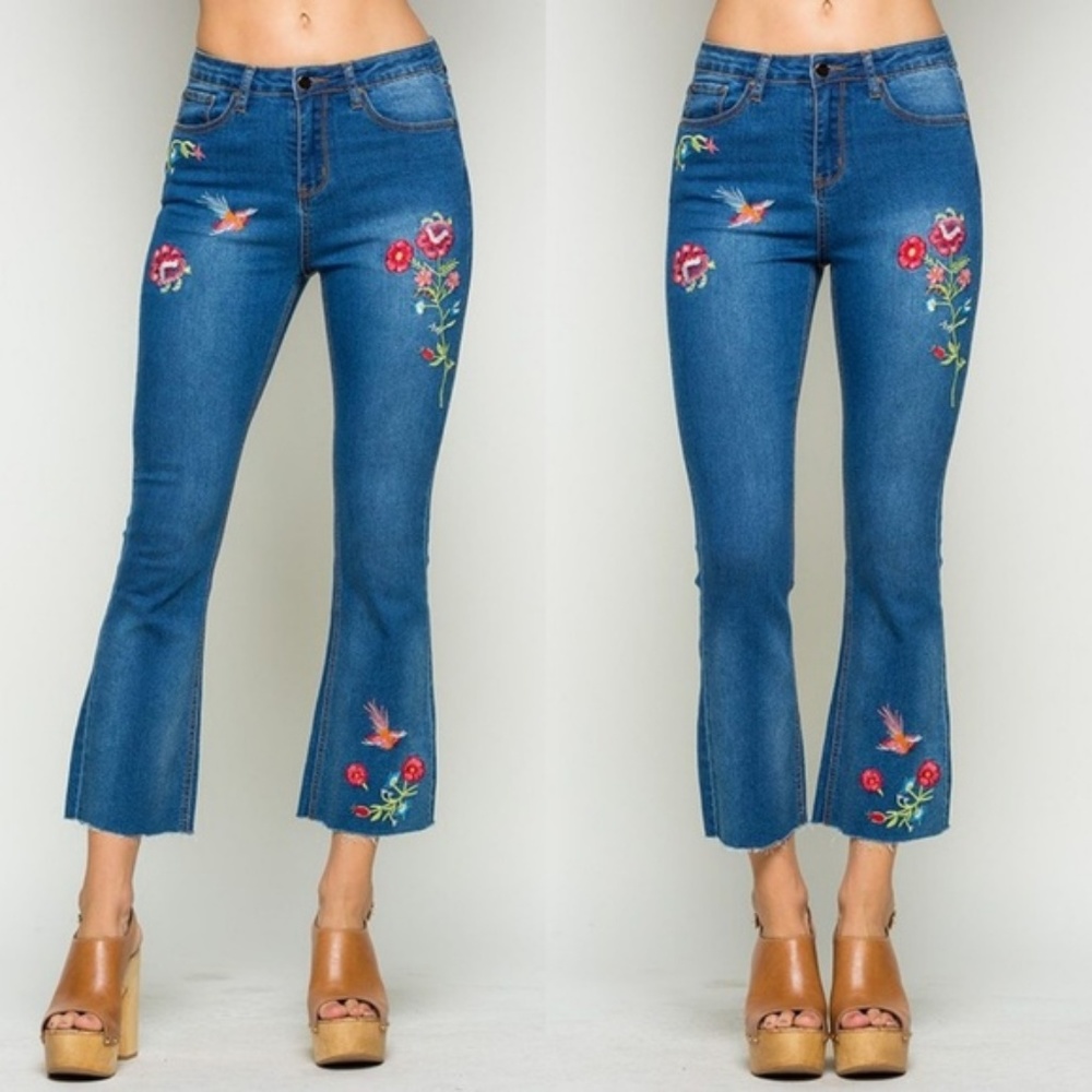 ***🌺EMBROIDERED RAW HEM FLARE JEANS.